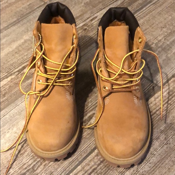 Kids Timberland Boots - Picture 2 of 4